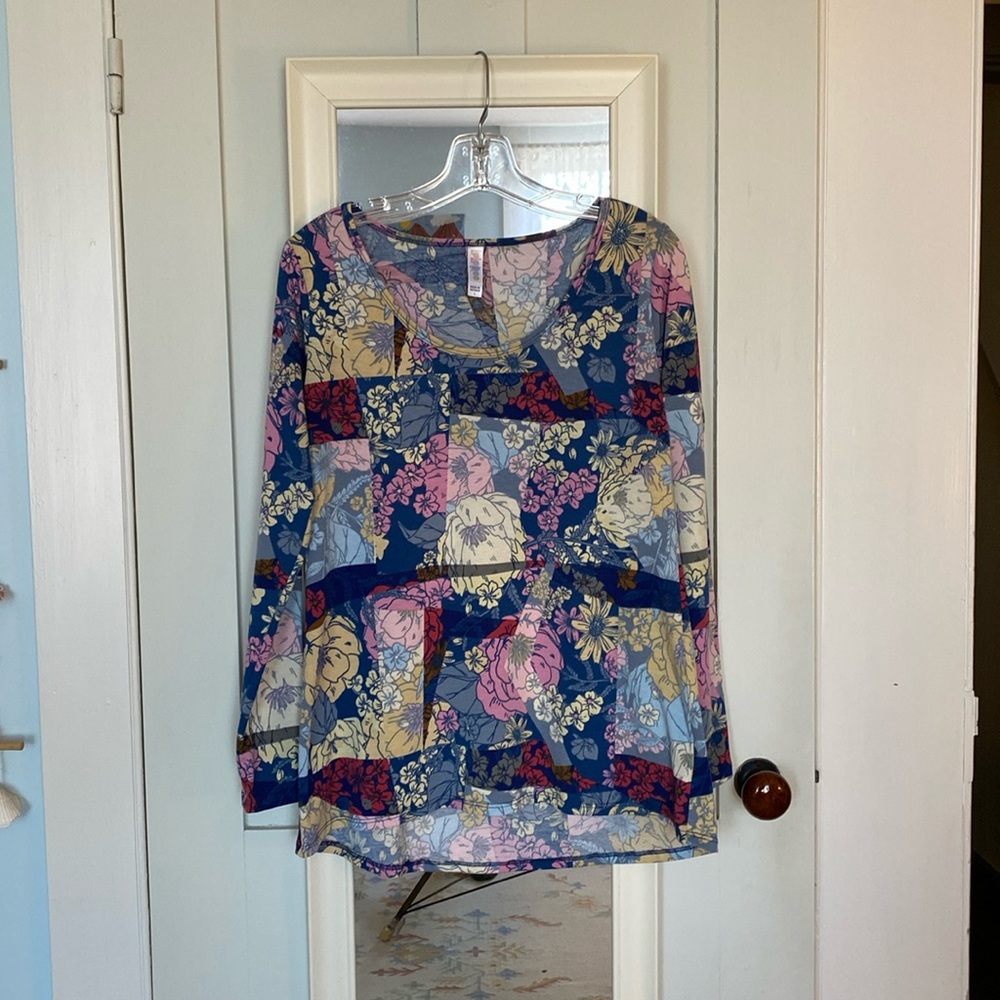 Sale!! Lularoe long sleeve scoop neck top.